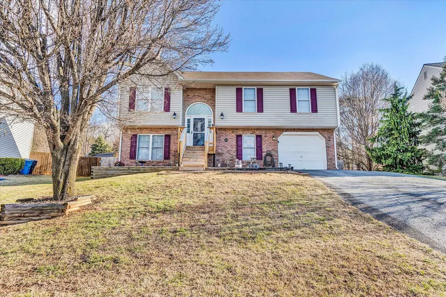 5031 Meadow Crossing LN, Roanoke, VA 24019