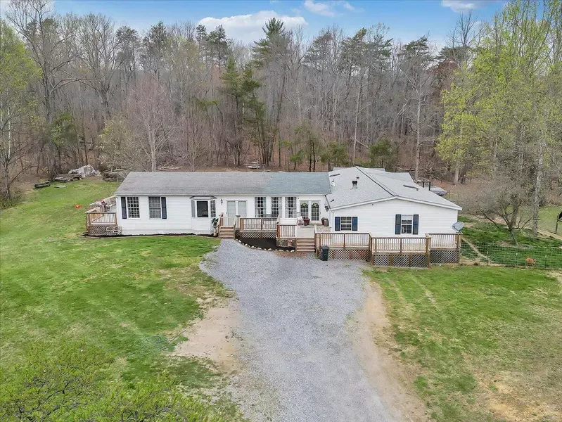 1225 Stonewall RD, Blue Ridge, VA 24064