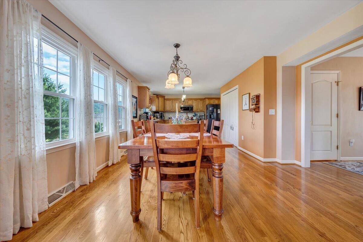 Vinton, VA 24179,2816 Edgefield DR