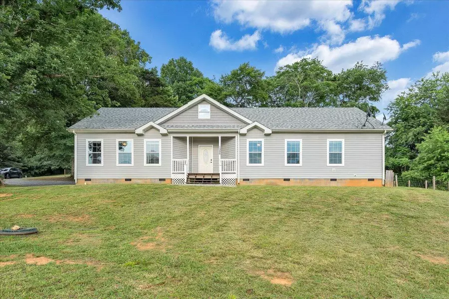 1586 Quarles RD, Thaxton, VA 24174