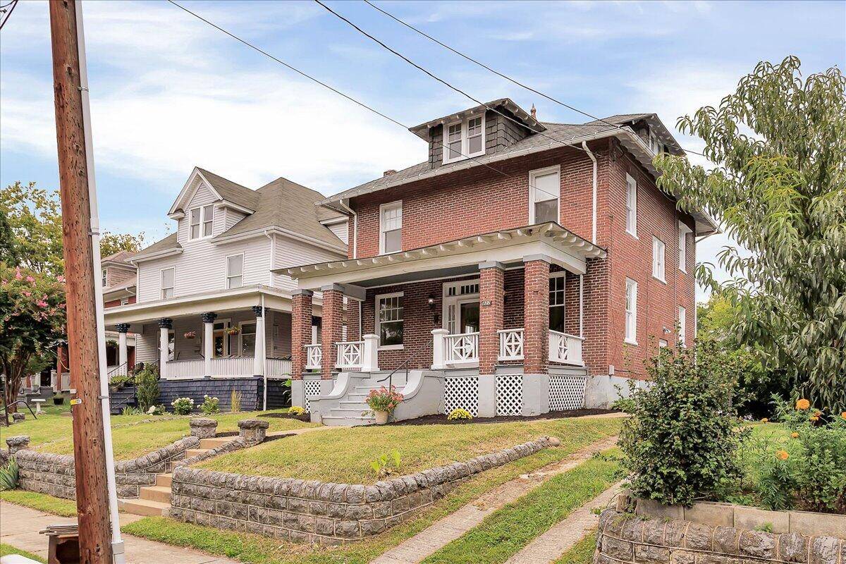 Roanoke, VA 24016,827 Day AVE