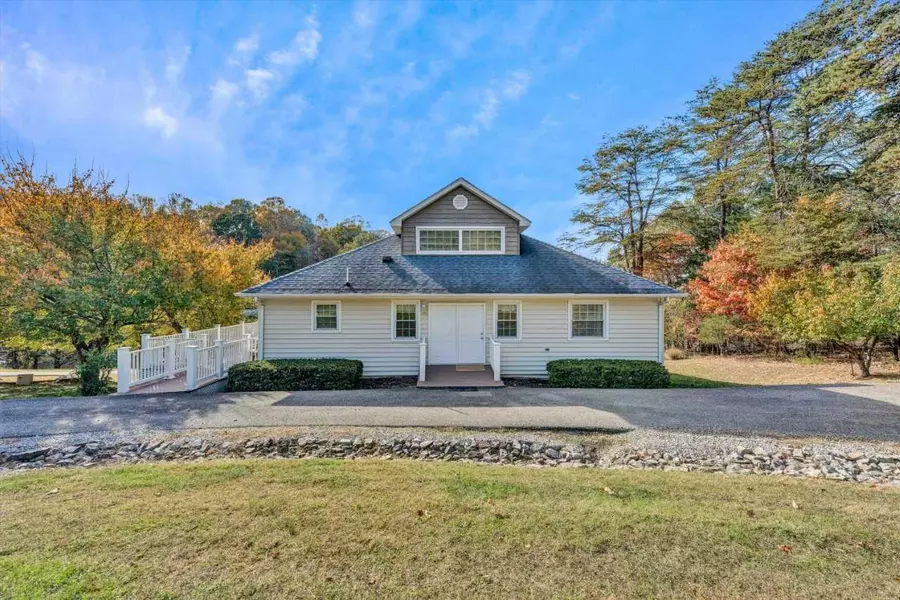 133 Oak Hollow RD, Moneta, VA 24121