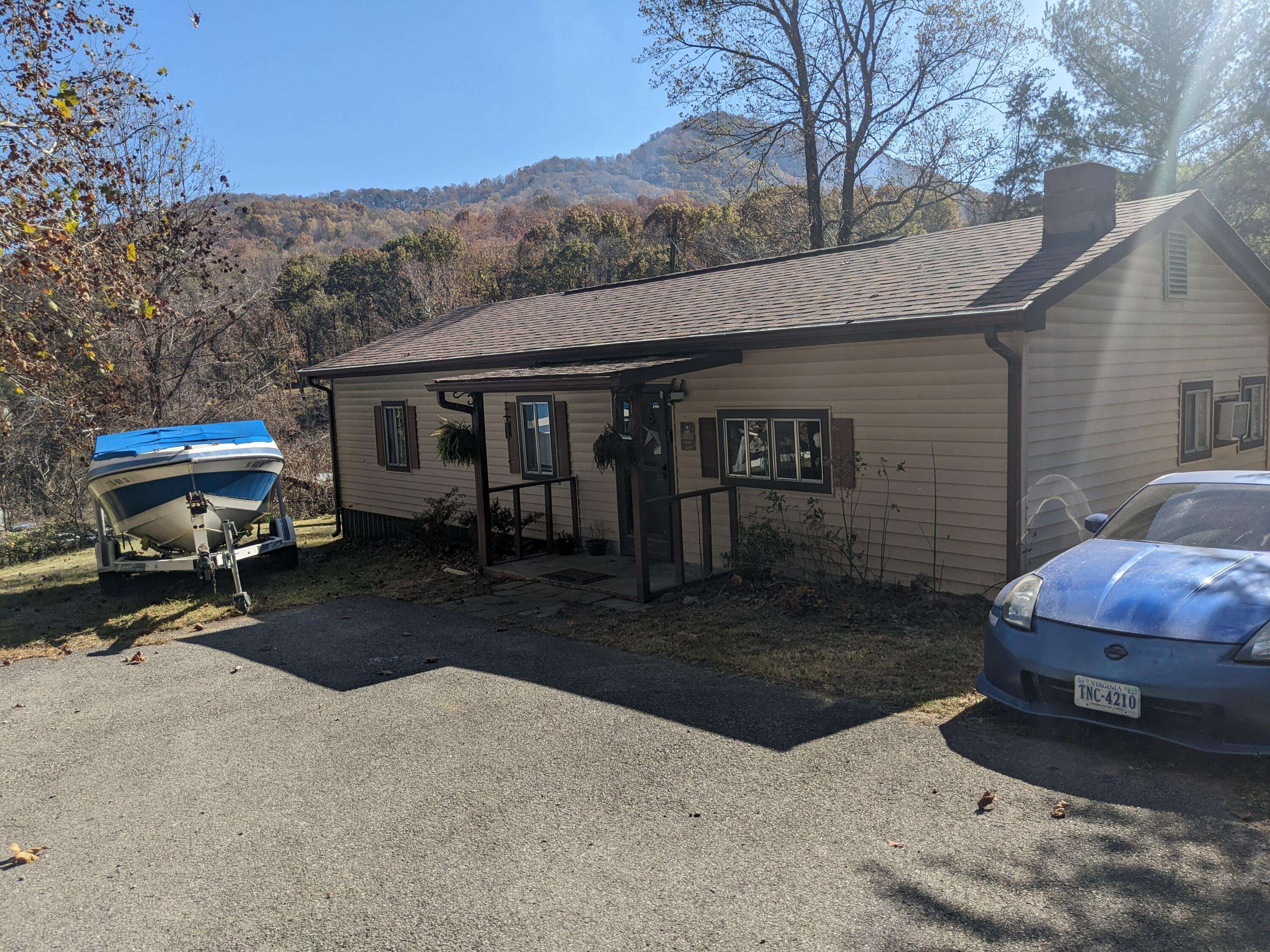 1038/1040 Hogan RD, Blue Ridge, VA 24064