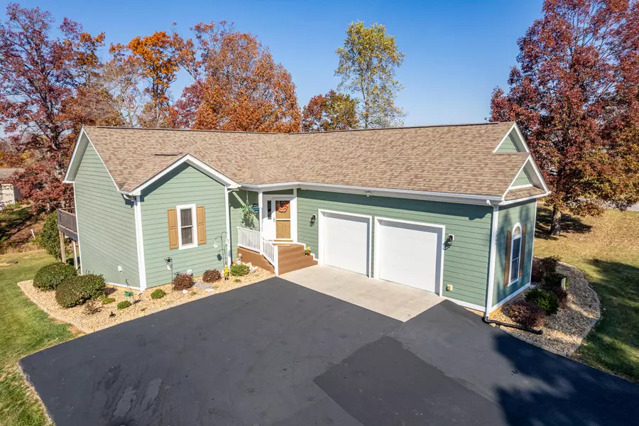 1066 Joffrey DR, Huddleston, VA 24104