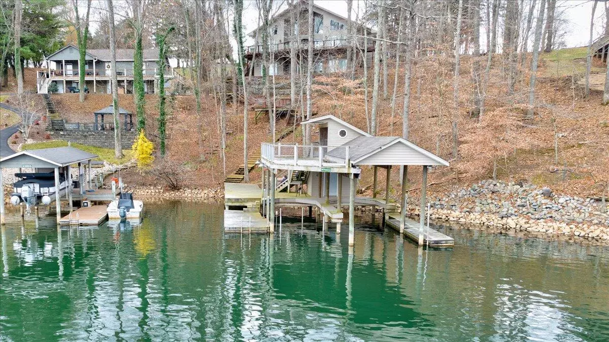 Moneta, VA 24121,245 Travers LN