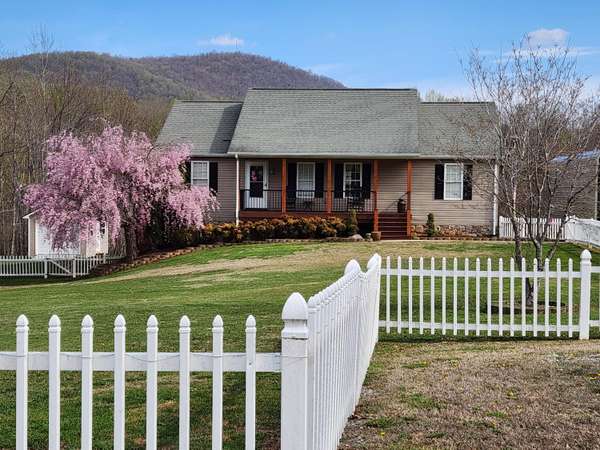 1593 Jordantown RD, Thaxton, VA 24174