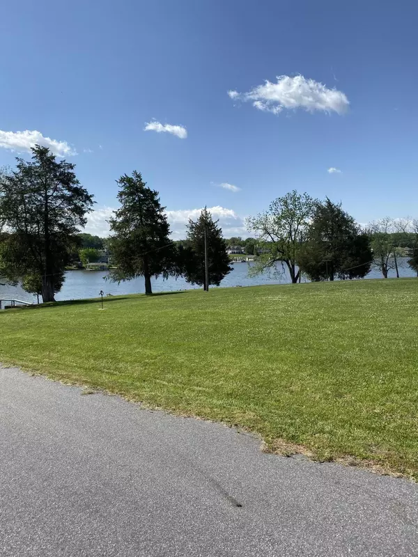 Moneta, VA 24121,850 Rolling RD