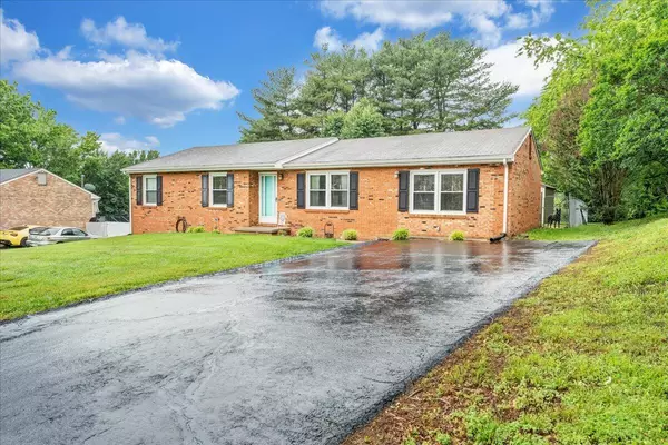 Vinton, VA 24179,2612 Tulip LN