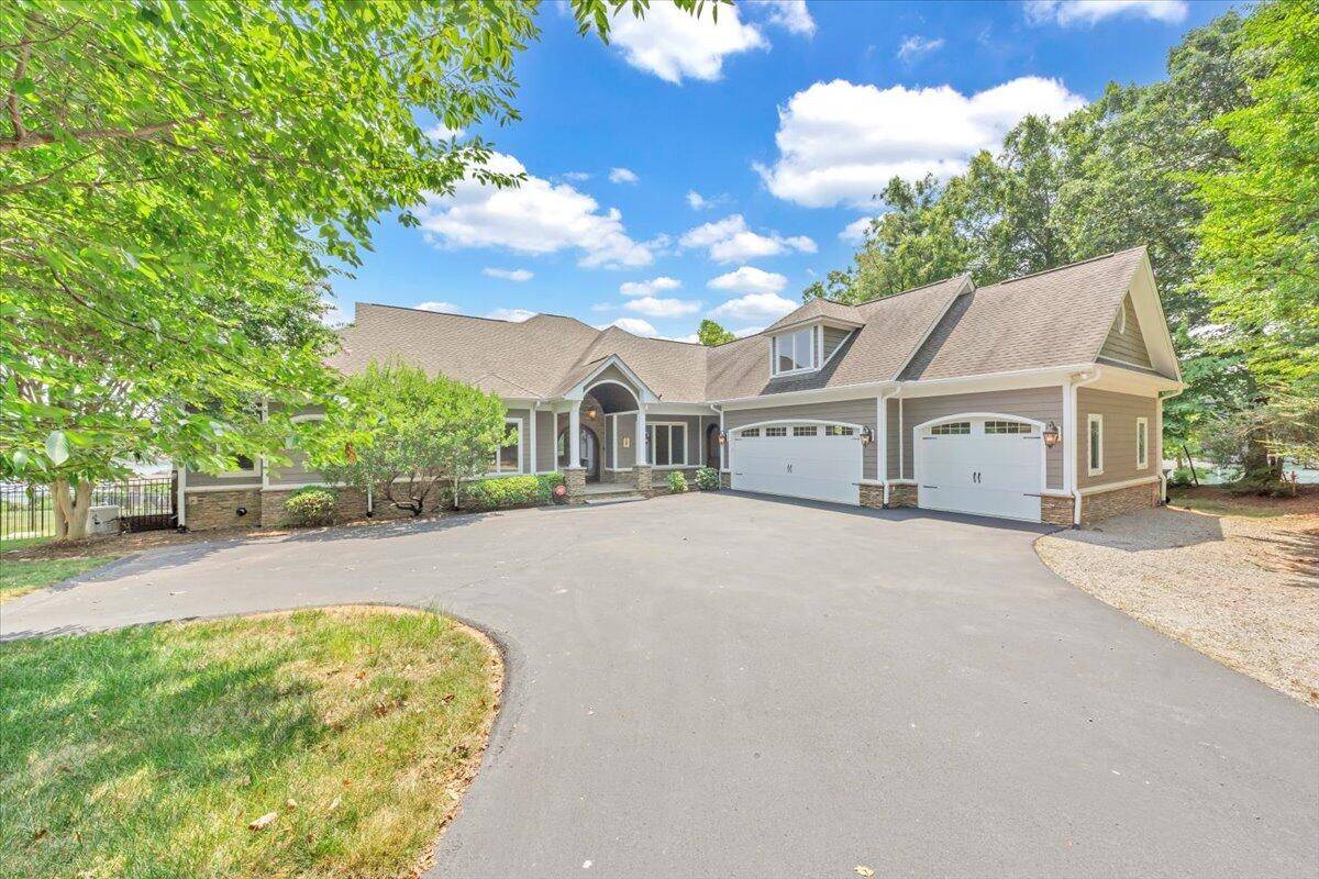 424 Baywood DR, Moneta, VA 24121