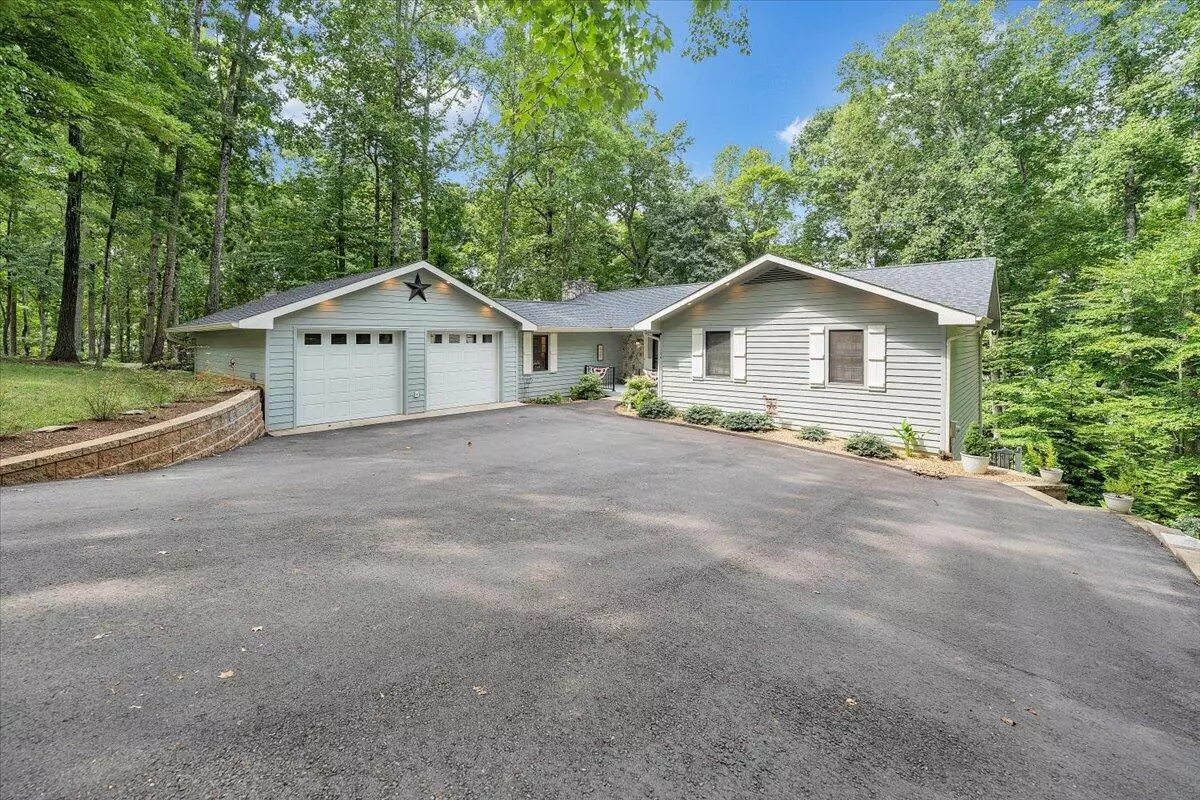 Moneta, VA 24121,106 PINE KNOB CIR