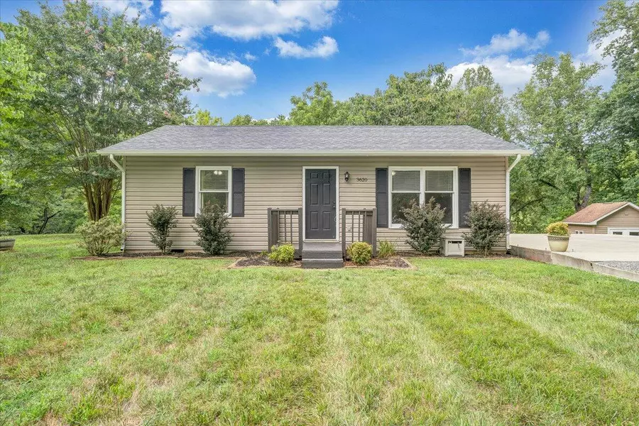 3620 Saunders Grove DR, Moneta, VA 24121