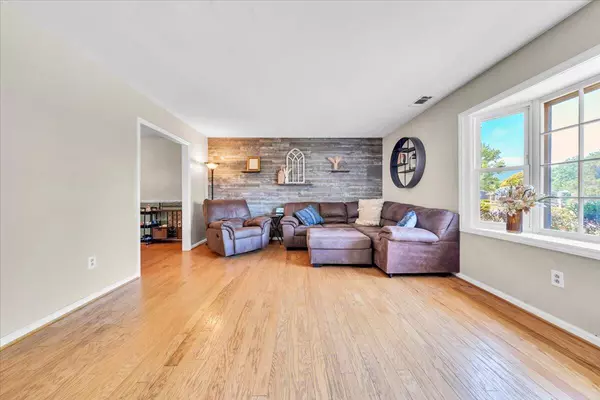 Roanoke, VA 24019,123 Apple Tree RD