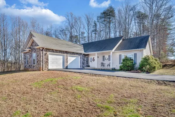 100 WALTON DR,  Moneta,  VA 24121