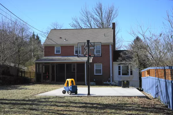 Roanoke, VA 24015,2226 Hunters RD