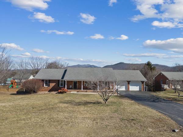 323 Winesap RD, Roanoke, VA 24019