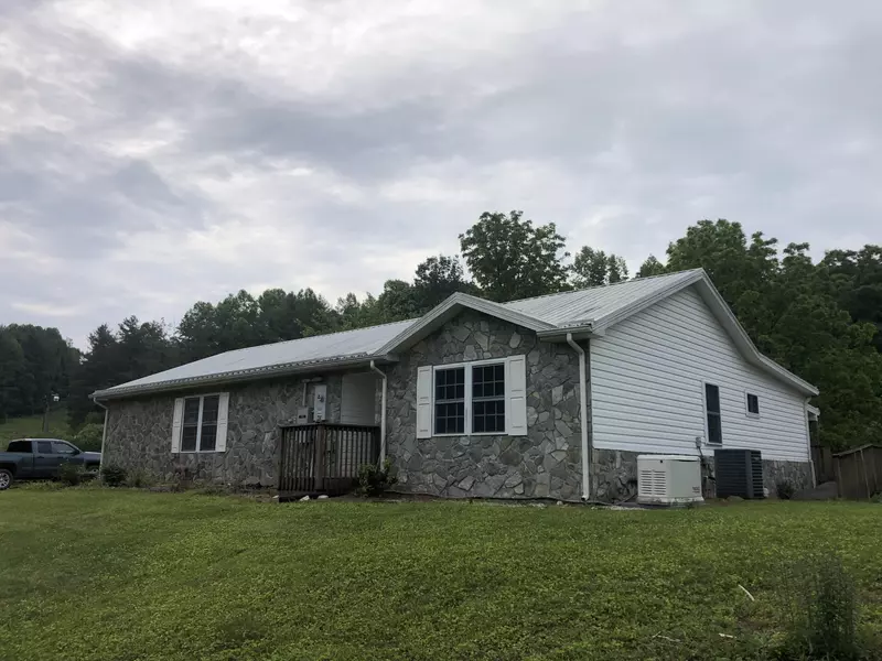 629 Paradise LN, Floyd, VA 24091