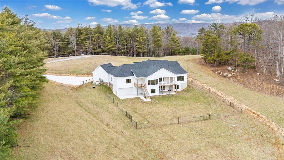 1516 Powder Mill RD, Elk Creek, VA 24326