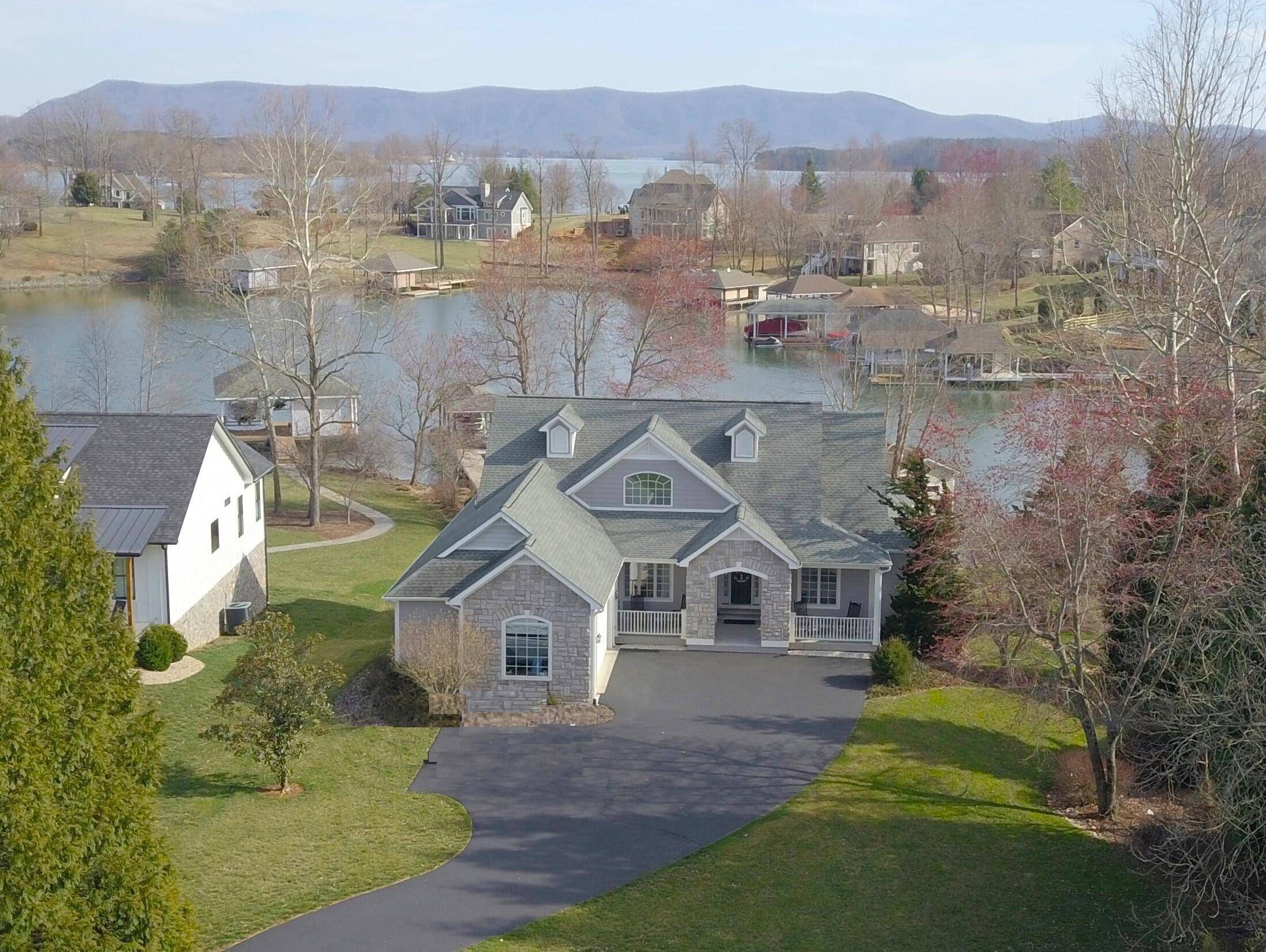 596 Park Way AVE, Moneta, VA 24121