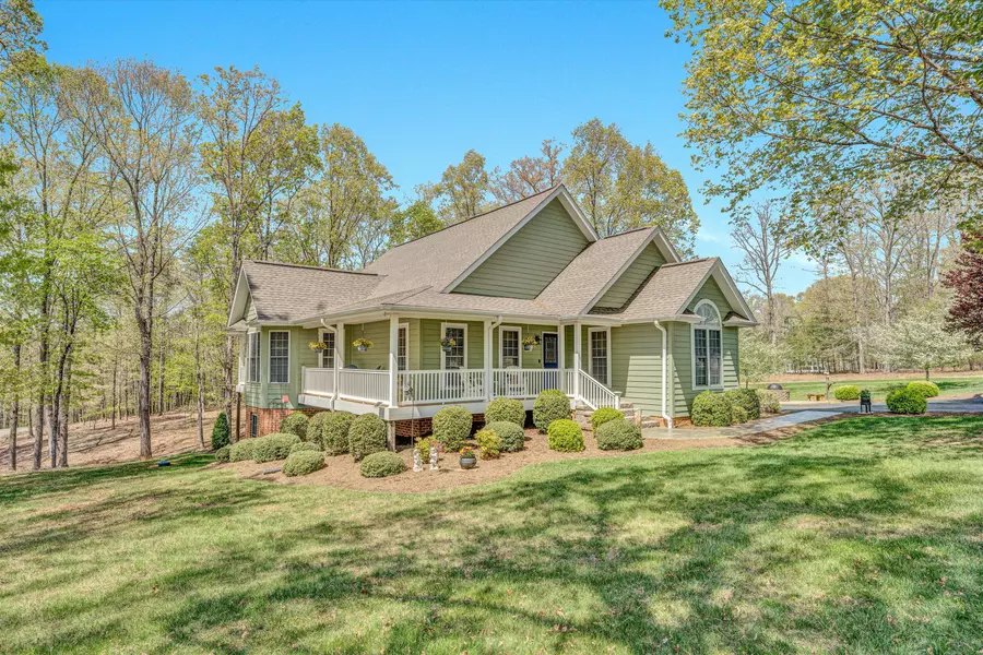 1028 Marie DR, Huddleston, VA 24104
