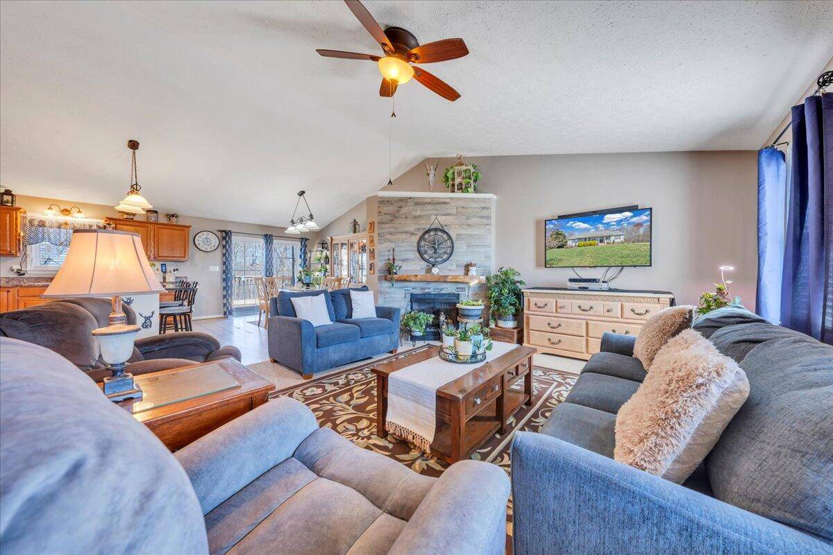 Huddleston, VA 24104,2281 Smith Mountain Lake PKWY