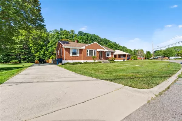 Roanoke, VA 24017,2048 Laura RD