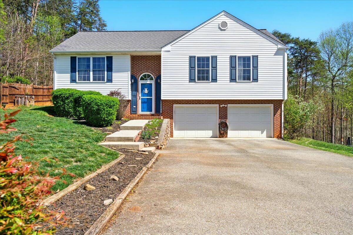 1027 Alison LN,  Vinton,  VA 24179