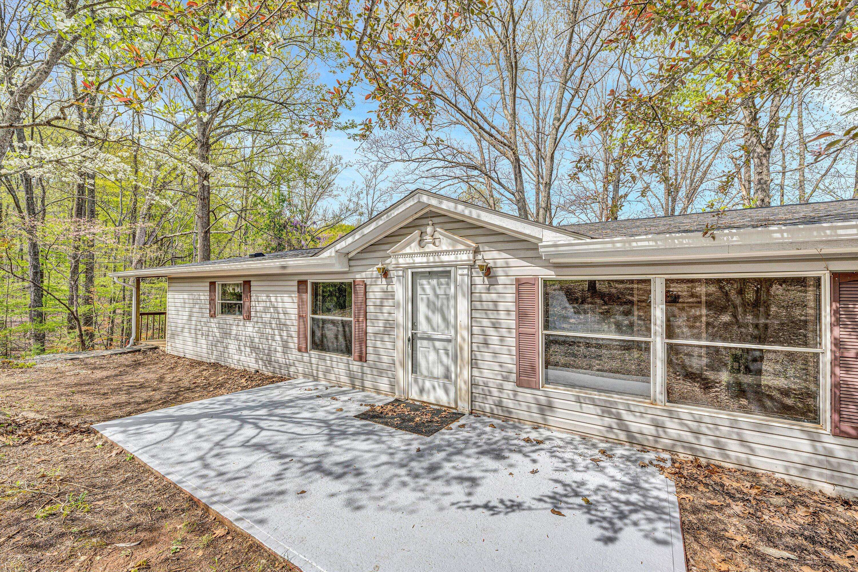 376 Limerick LN, Union Hall, VA 24176