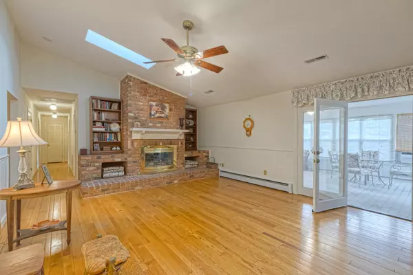 Roanoke, VA 24015,1615 Deyerle RD