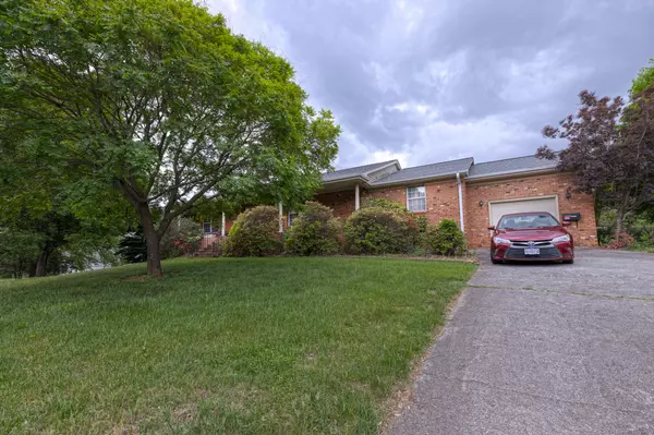 1615 Deyerle RD, Roanoke, VA 24015