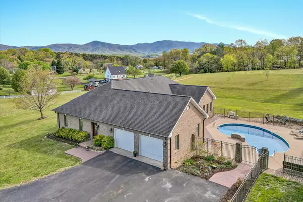 842 Paint Bank RD, Salem, VA 24153