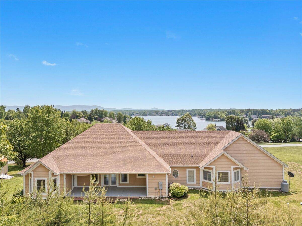 537 Calypso RD, Moneta, VA 24121