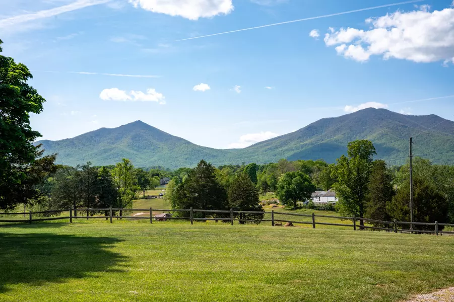 1129 Croft LN, Bedford, VA 24523