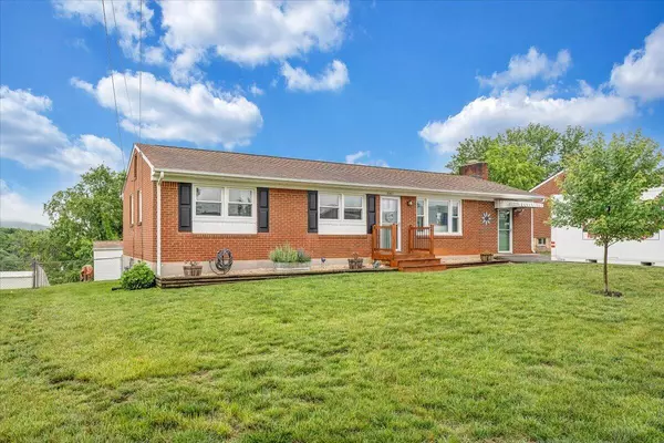 1567 South Pacific DR, Vinton, VA 24179