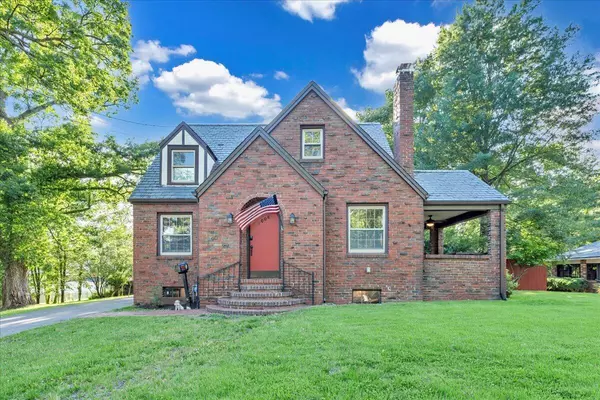 1008 Old Country Club RD, Roanoke, VA 24017
