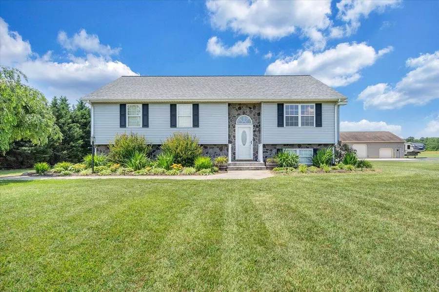 2265 Meadors Spur RD, Moneta, VA 24121