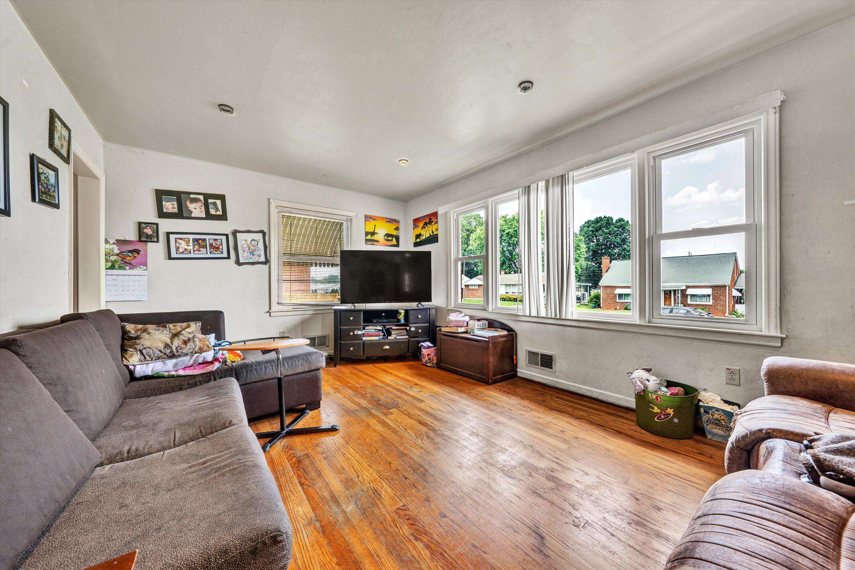 Roanoke, VA 24012,139 Christian AVE