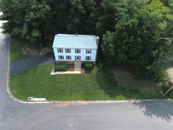 Roanoke, VA 24018,2633 Wood Warbler LN
