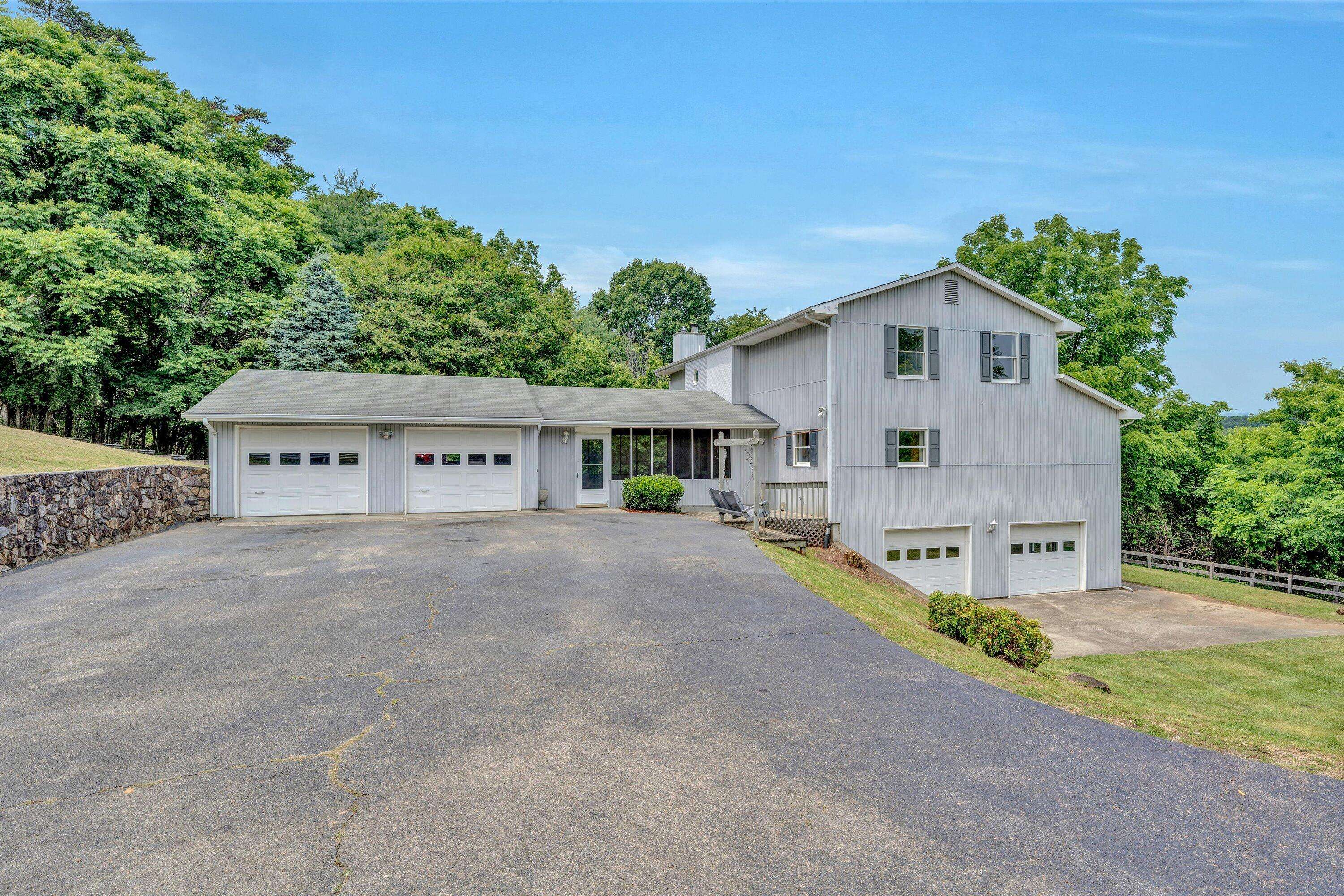 5300 ROCK HILL DR, Roanoke, VA 24014