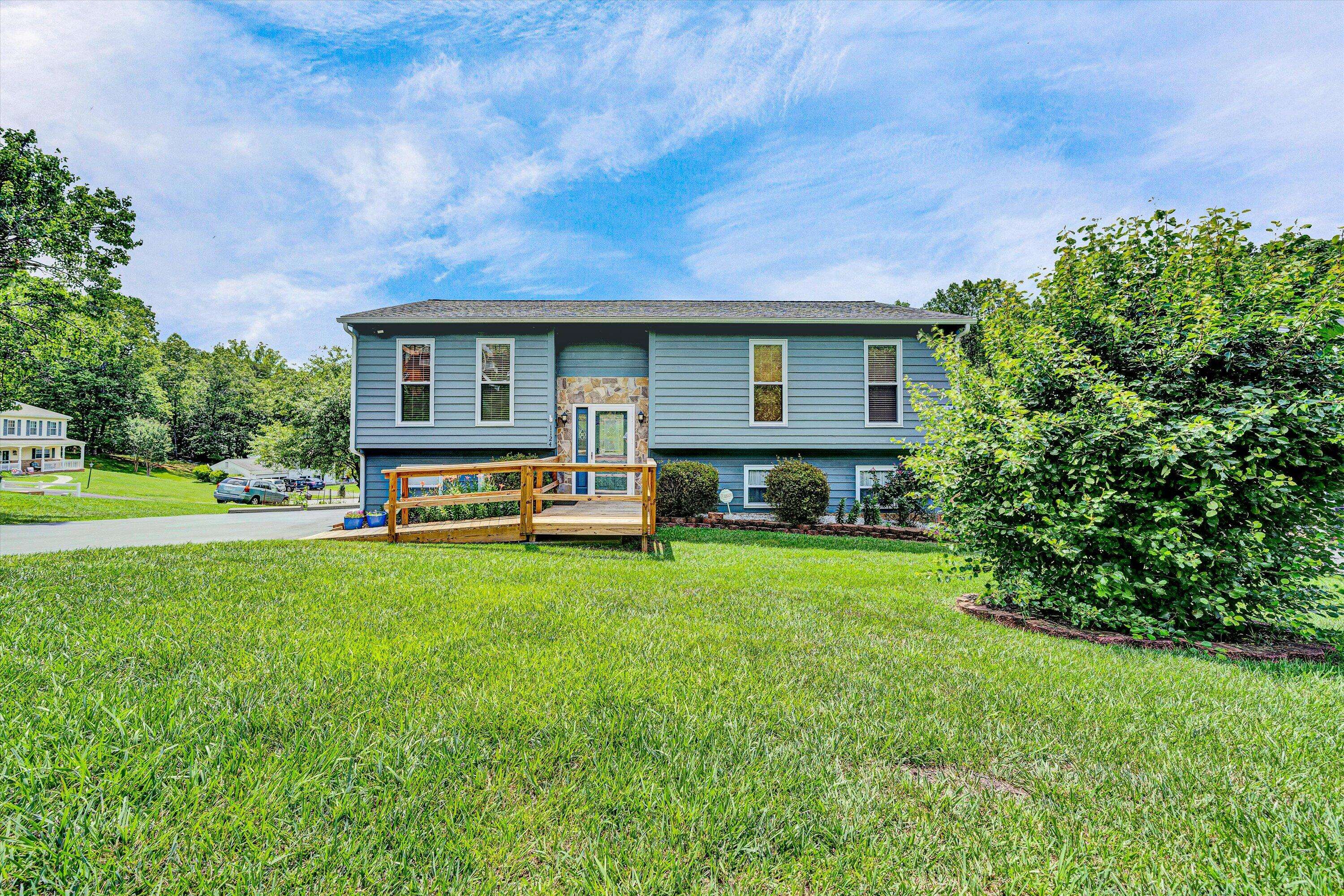 1124 Pedigo LN, Vinton, VA 24179