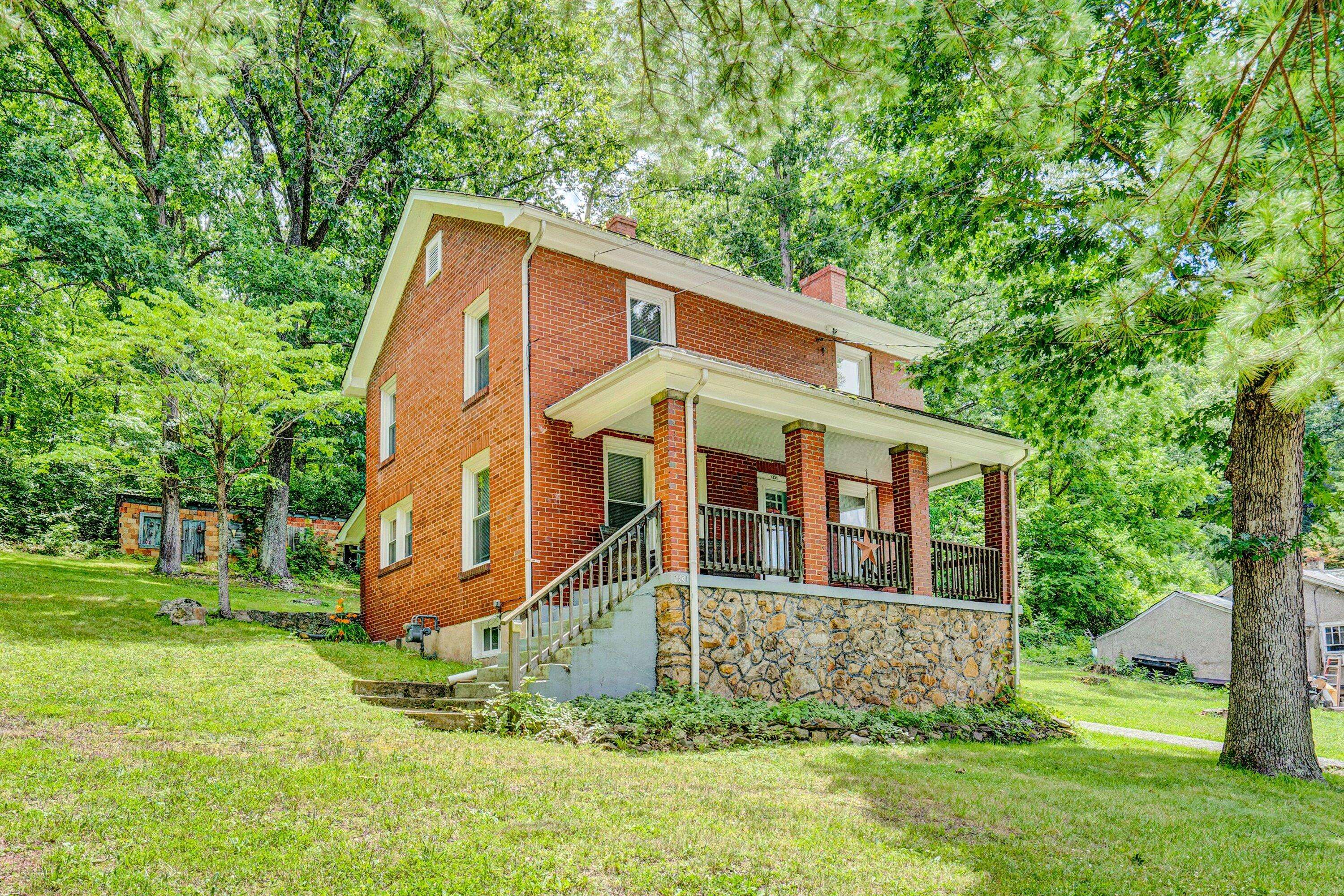 1831 S Carpenter DR, Covington, VA 24426