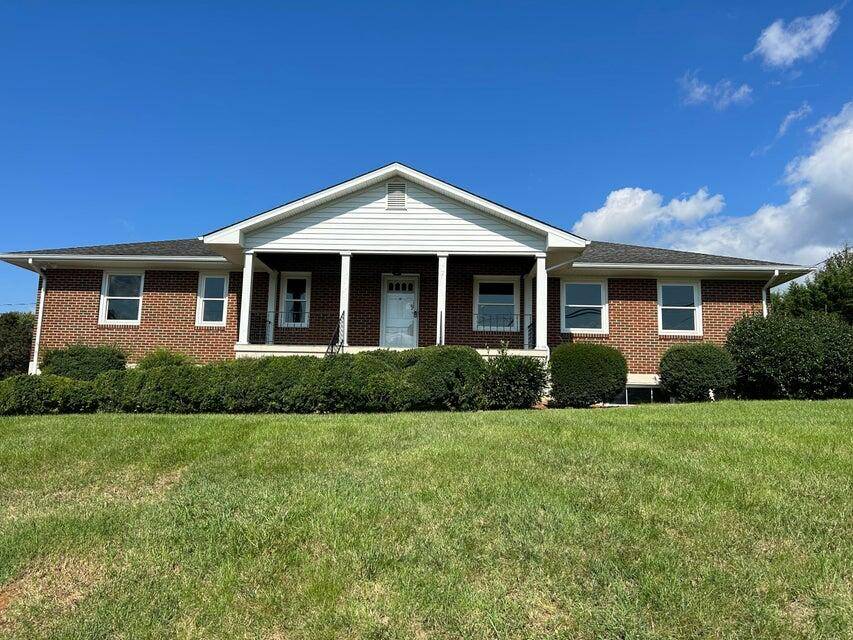 2223 Mt Regis DR, Salem, VA 24153