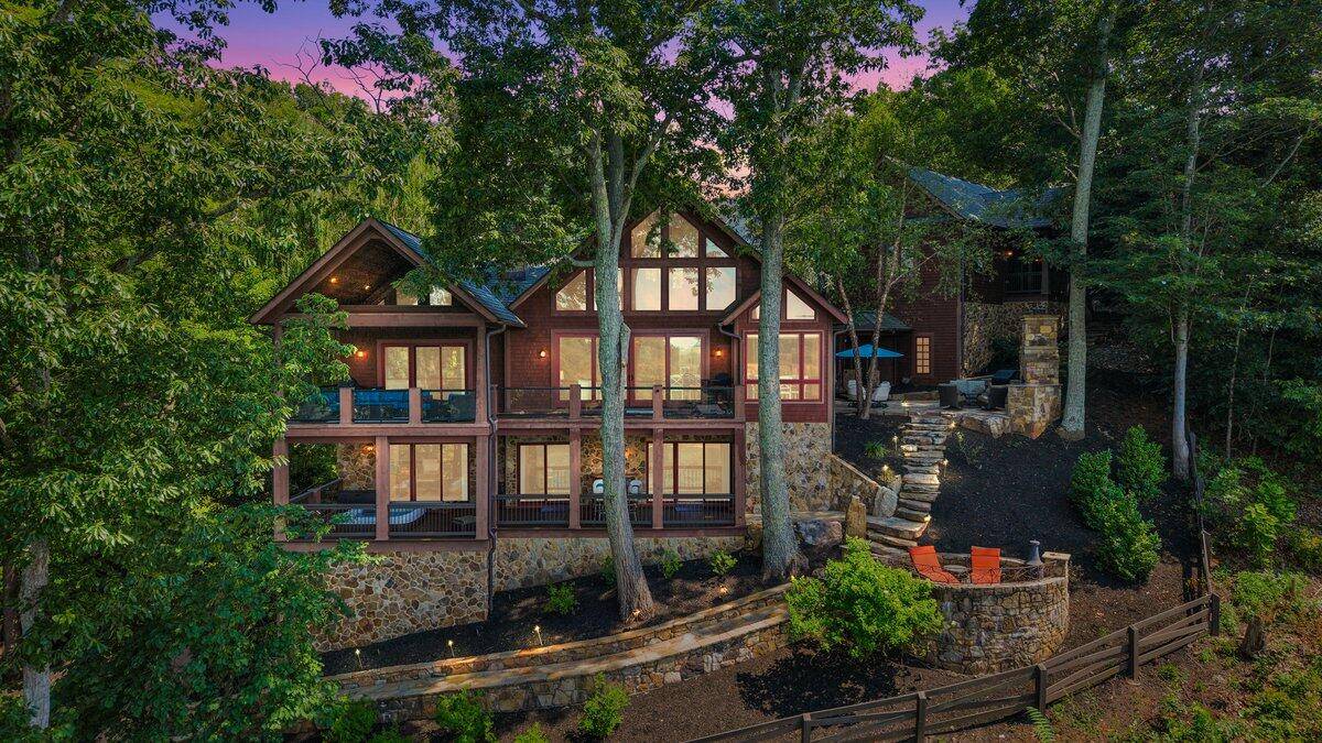 136 Village LN, Moneta, VA 24121
