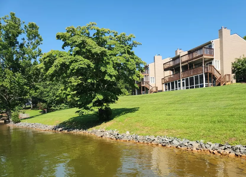 279 Waterside DR #7-J, Moneta, VA 24121