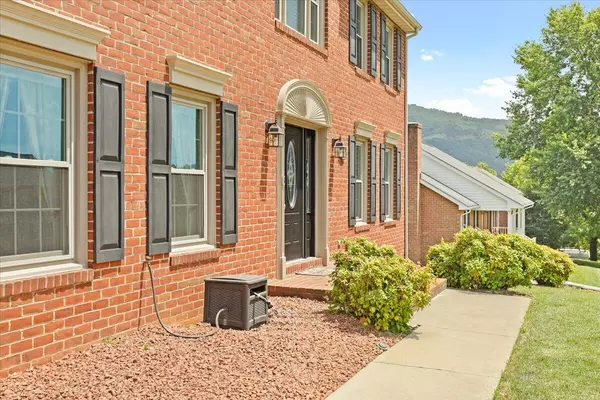 Roanoke, VA 24012,4933 Labradore DR