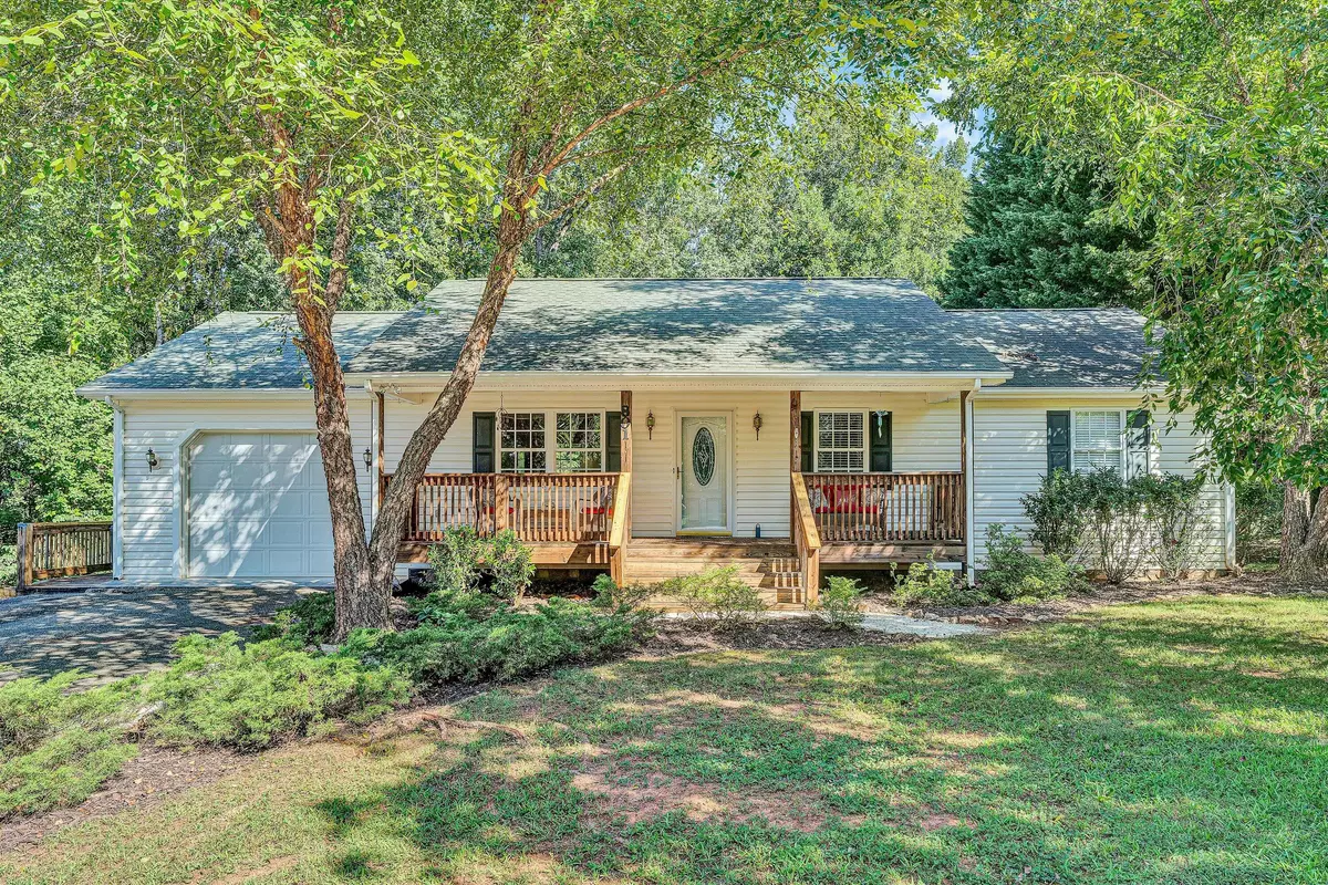 Moneta, VA 24121,801 Indian Ridge DR