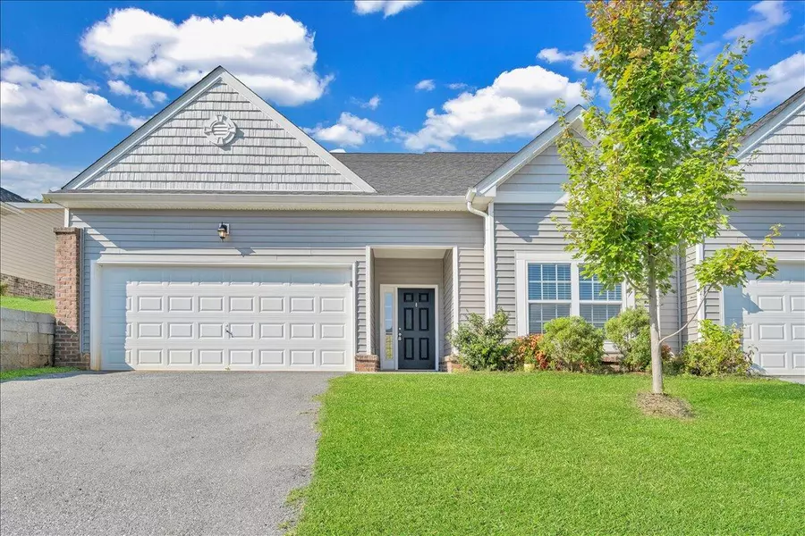 37 Sunrise LN, Roanoke, VA 24019