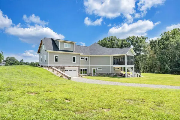 Moneta, VA 24121,737 Camellia PL