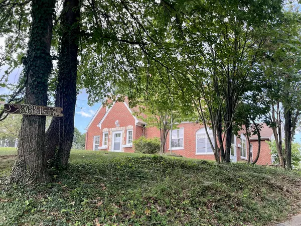 826 Red LN, Salem, VA 24153