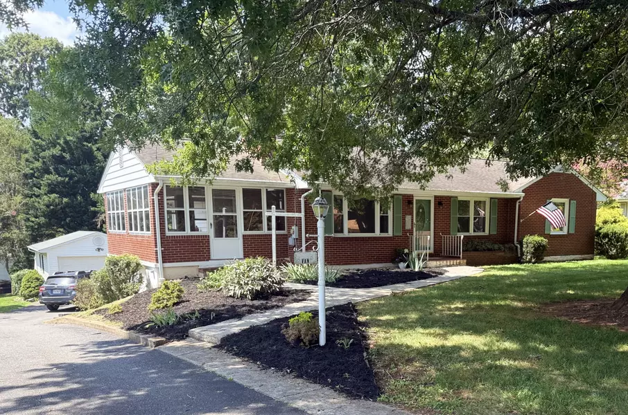 1533 Oakwood ST, Bedford, VA 24523