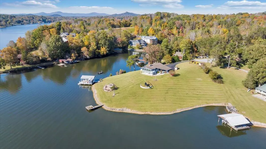 1191 Rebel LN, Goodview, VA 24095